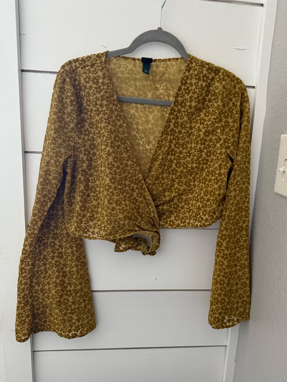 Women’s Floral Wrap Top wild fable size small